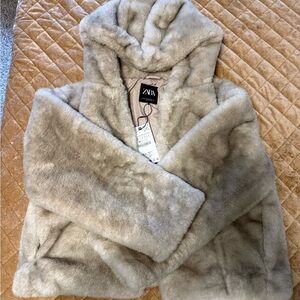 ***Will be donated 11/22/25*** Zara Cream Faux Fur Coat With Hood